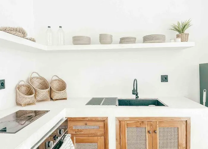 Renovated 2bd Oasis With Pool - Casaera In Main Hub *