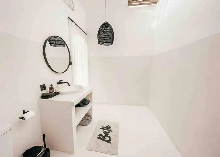 Renovated 2bd Oasis With Pool - Casaera In Main Hub