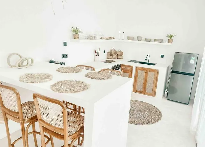 Renovated 2bd Oasis With Pool - Casaera In Main Hub